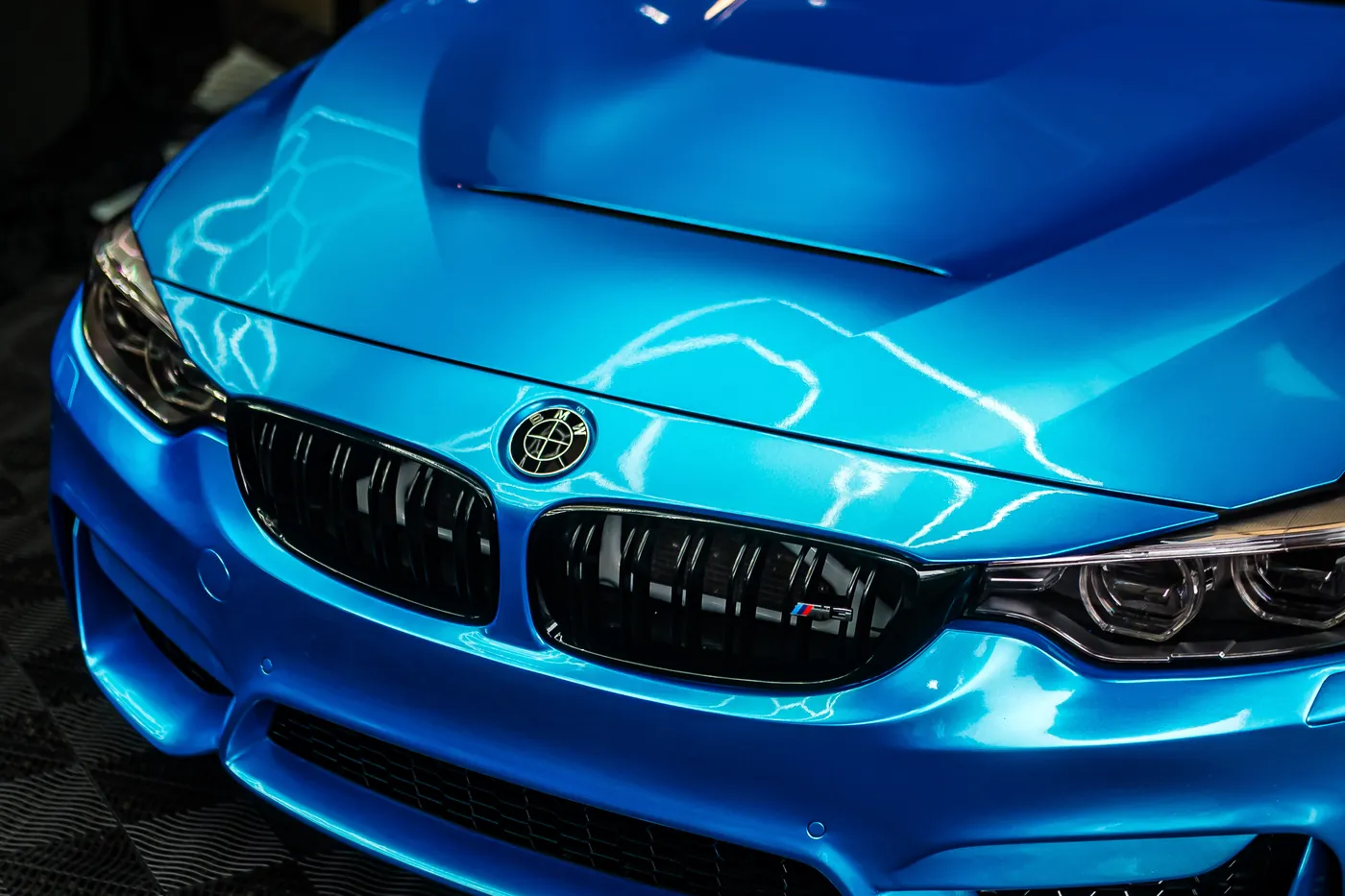 Frente do BMW M3 azul com brilho espelhado