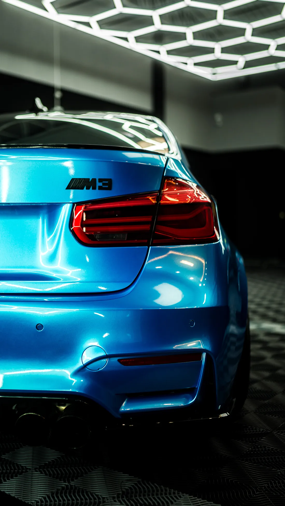 BMW M3 azul no estúdio da Alliance
