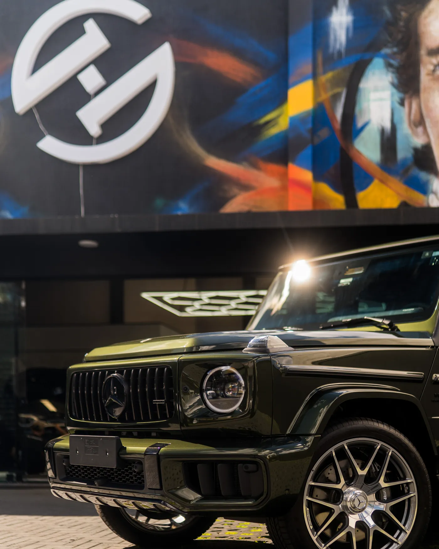 Mercedes-AMG G 63 em frente à fachada da Alliance